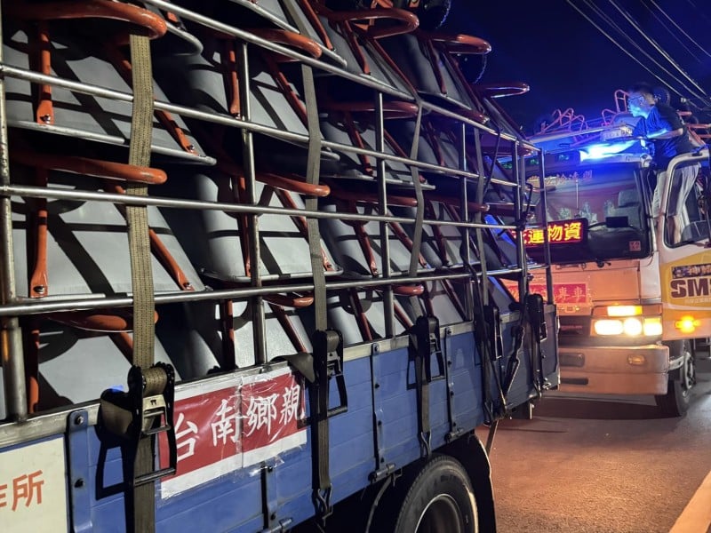 台南鄉親發起「單輪水泥車募集計畫」! 凌晨4點半3卡車善心物資抵光復
