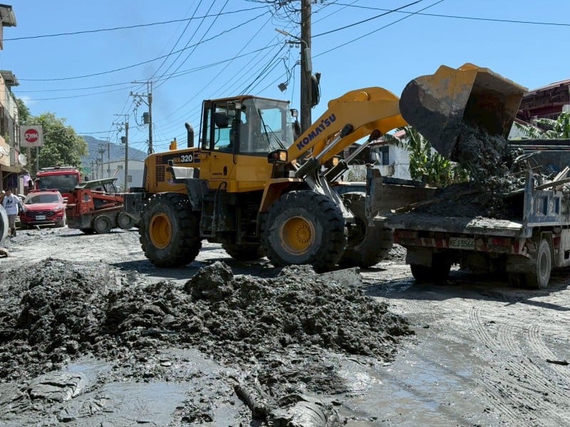 因受馬鞍溪泥流肆虐光復市區，公路局積極推動馬太鞍溪橋梁搶災並協助民眾清理家園