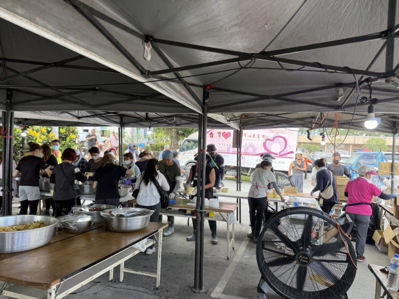 【民間救援暖力進場】花蓮30人廚師團自組救災隊　進駐馬太鞍教會現煮送餐援助災民