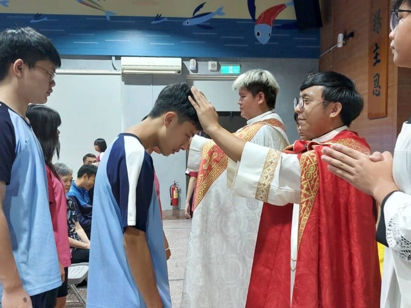 海星中學開學祈福禮 神父為學生行隆重覆手禮
