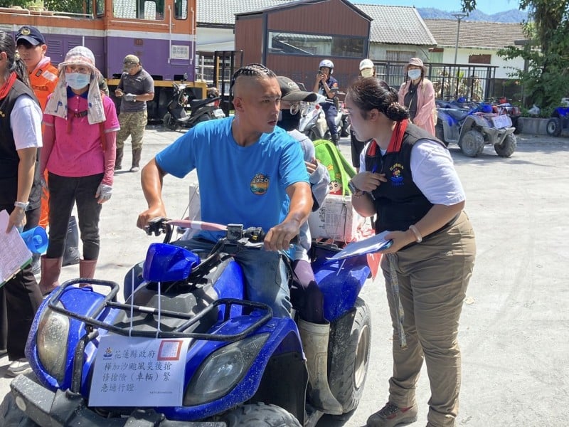 沙灘車出任務！花蓮縣府攜手沙灘車業者 深入巷弄配送餐食物資