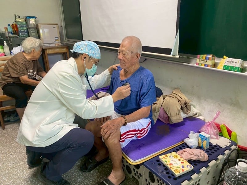 花蓮縣衛生局於光復糖廠醫療站 為鄉親及救災人員接種流感及新冠疫苗 	