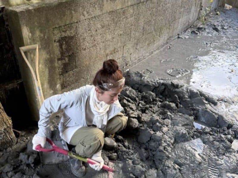 李多慧來了 ! 現身光復災區 化身救災志工一起鏟土