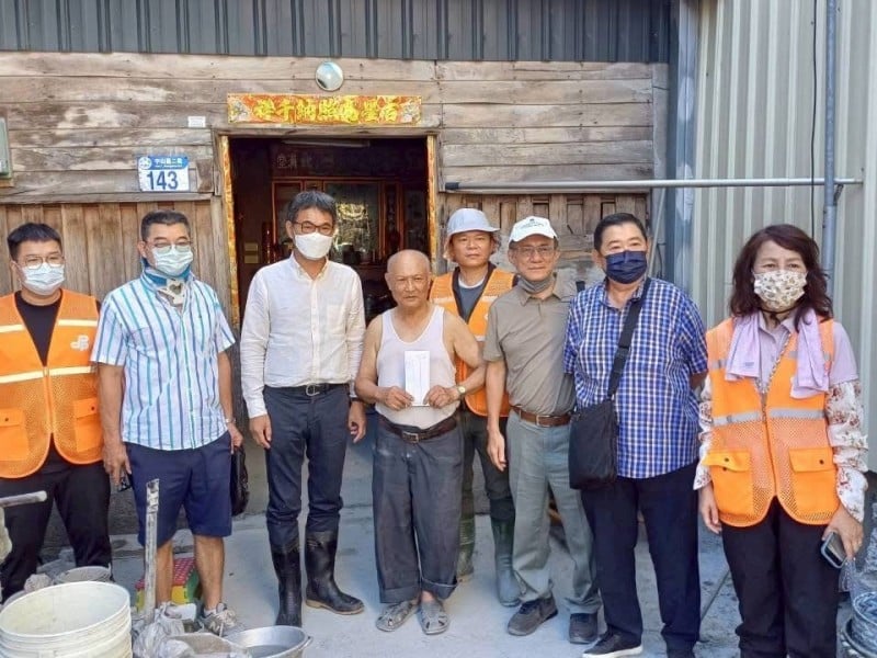 送愛前進花蓮 ! 立委劉建國募303萬元 今面對面親交災民手上