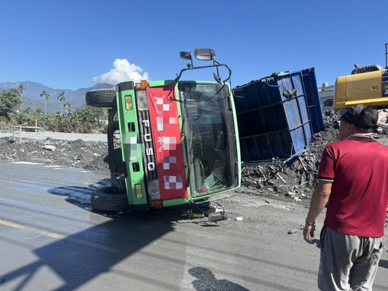 支援光復清淤砂石車翻車
