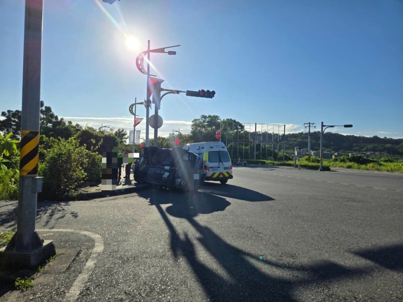 五聯隊士官酒駕自撞翻車