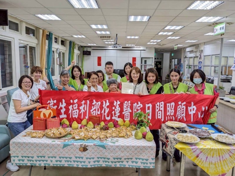 花蓮醫院日照中心月餅DIY 長輩笑聲中提前過中秋