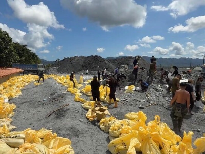  裝填1萬個沙包 ! 今千名志工在保安寺做防汛沙包