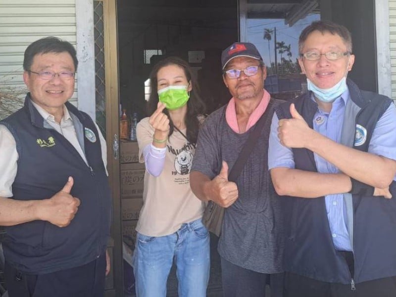 移民署辦證超人前進災區 化身新住民及移工最強後盾