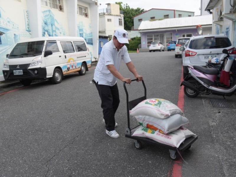 花蓮市公所實物銀行捐贈600公斤白米照顧部落長者