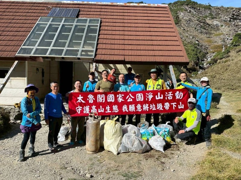守護高山生態環境 太管處志工與山友攜手 南湖山區淨山