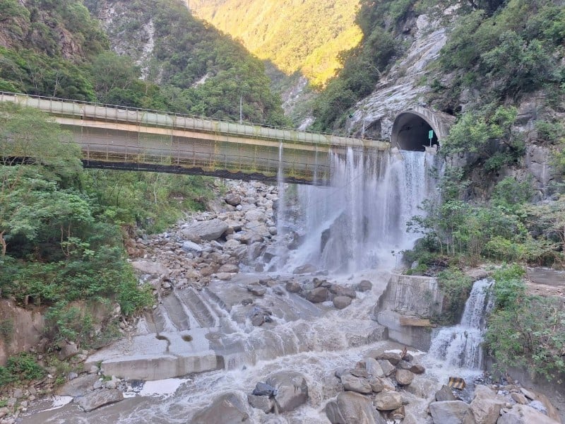 燕子口堰塞湖溢流出靳珩隧道後回流立霧溪 花蓮分署評估:風險趨緩