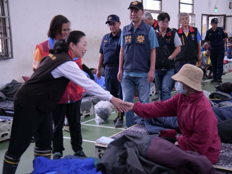 燕子口堰塞湖紅色警戒 徐榛蔚去收容所探視鄉親