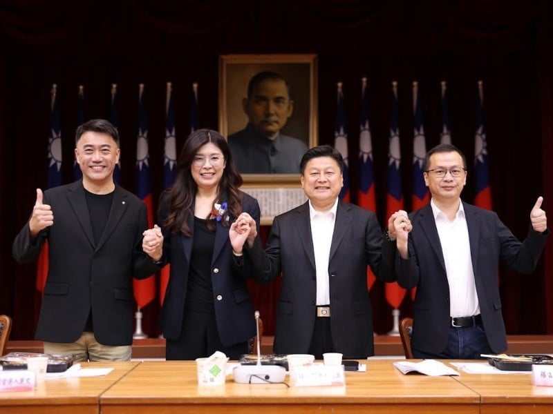 鄭麗文首拜會國民黨立院黨團 傅崐萁 : 熱烈歡迎回娘家