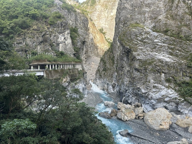 因應燕子口堰塞湖致立霧溪水位持續上漲,台9線太魯閣大橋路段提醒用路人注意道路通阻資訊