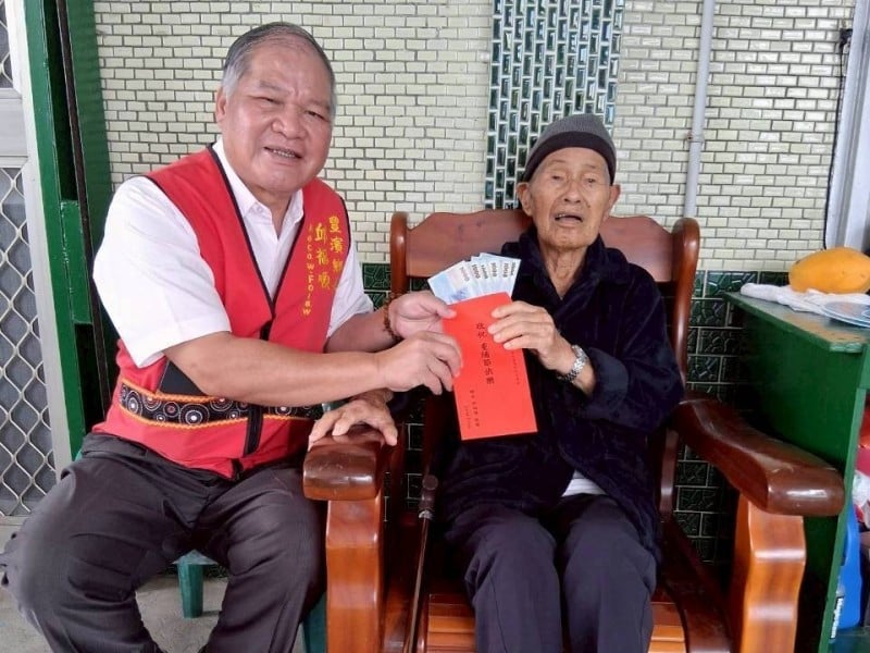 重陽敬老禮金溫馨發放 ! 豐濱鄉1,089位長者受惠 鄉長邱福順親致祝福