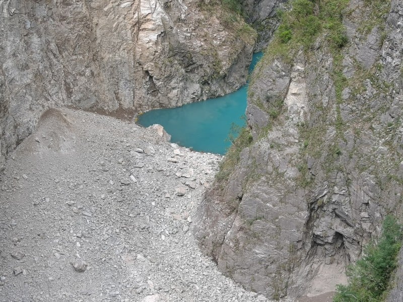 立霧溪燕子口堰塞湖警戒升高　壩體滲流持續、明起啟動分階段降挖工程