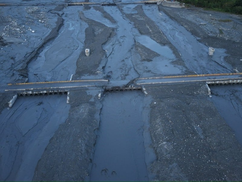 馬太鞍溪便道溢流未損結構 中央:堰塞湖穩定、公路局進場清理中 季連成:水位暫無危機,將確認安全後再公告開放時間