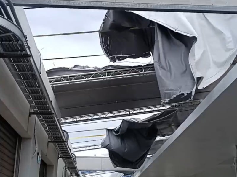 東北風強襲 花蓮漁港帆布屋頂受損 居民出行請小心