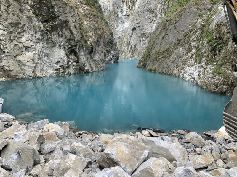 燕子口堰塞湖將進行壩頂降挖作業