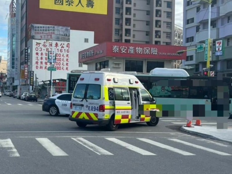 公車與行人發生碰撞 行人重傷