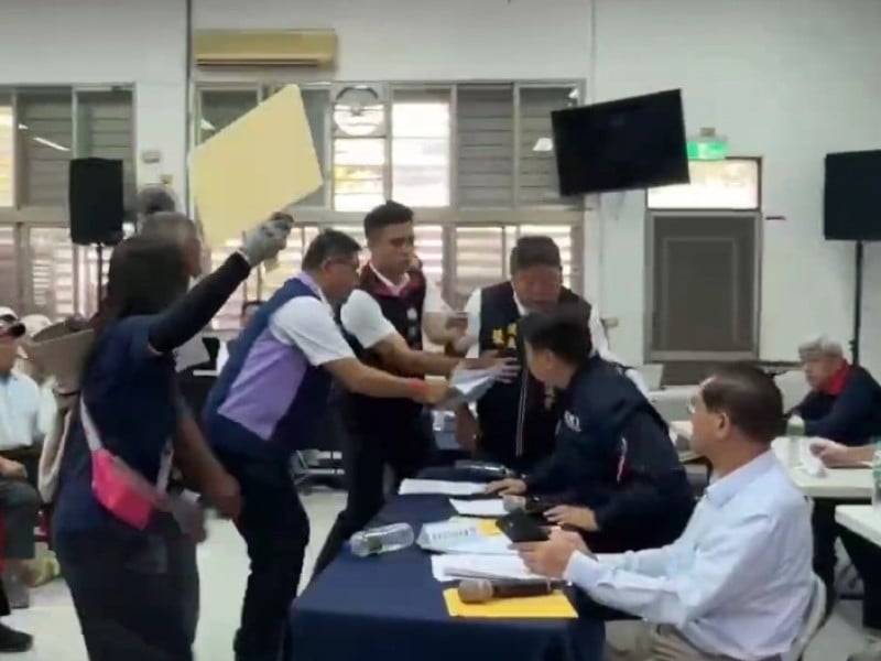 災後重建條例座談會部分災民不得其門而入 張峻怒踹傅崐萁桌子