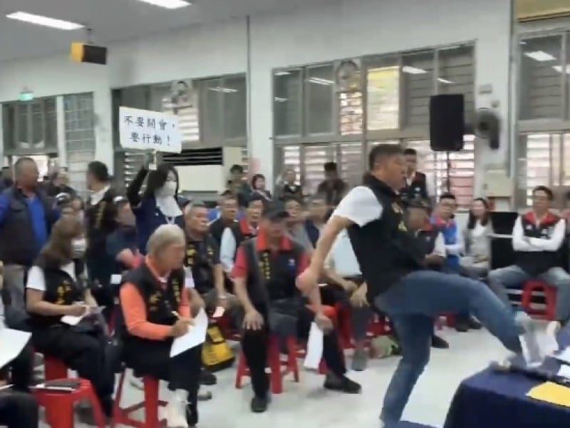 張峻進會場狠踹主席桌嗆「開會為何不通知」! 傅崐萁嚴譴公然施暴 : 代表花蓮向國人致歉