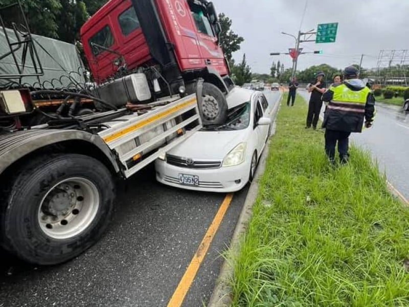 砂石車疑逆向猛撞2車　花蓮機場前道路驚傳4人傷
