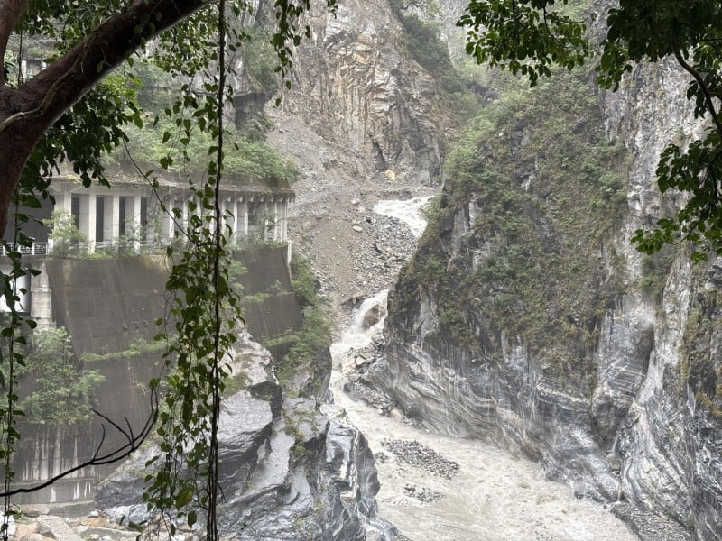 快訊 / 水量不停大增、邊坡沖刷崩塌 ! 恐引發「燕子口堰塞湖」壩體破壞潰決 民眾勿入河道