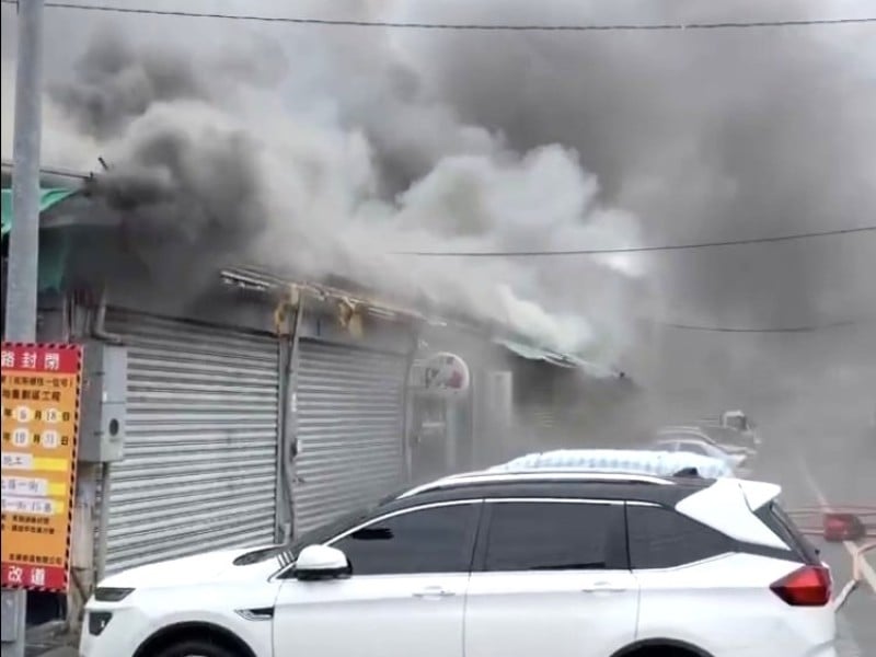 建國路連棟鐵皮屋「狂冒濃煙、火勢大」消防出動前往灌救
