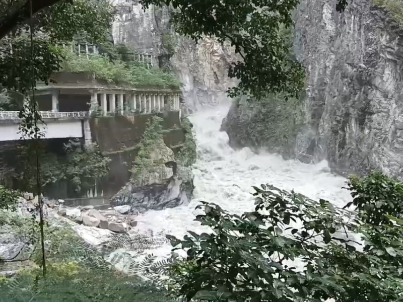 燕子口堰塞湖水量暴增！壩體遭沖刷恐潰決　林業署急籲：切勿進入立霧溪下游河道