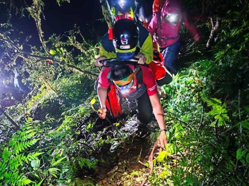 稜線通訊點發求救訊號 ! 玉林橋溪谷男疑骨折 警消、多單位夜行接力背負救援