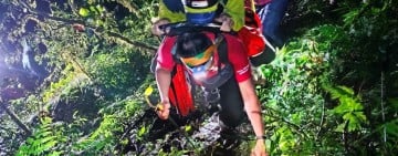 稜線通訊點發求救訊號 ! 玉林橋溪谷男疑骨折 警消、多單位夜行接力背負救援