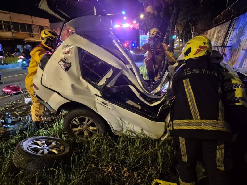 快訊 / 吉安自小客自撞「車體扭曲」 6人受困、消防全力搶救中