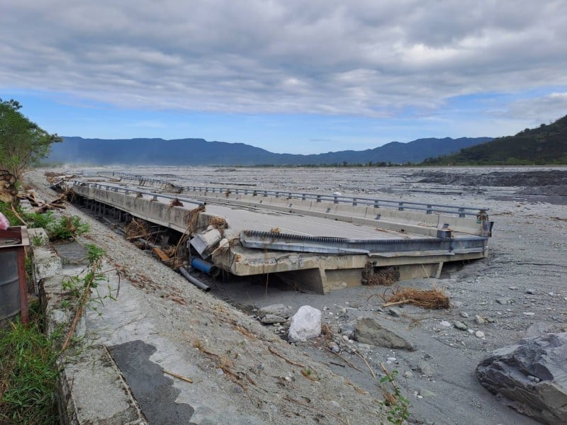 徐榛蔚赴縣議會進行馬太鞍溪堰塞洪災專案報告