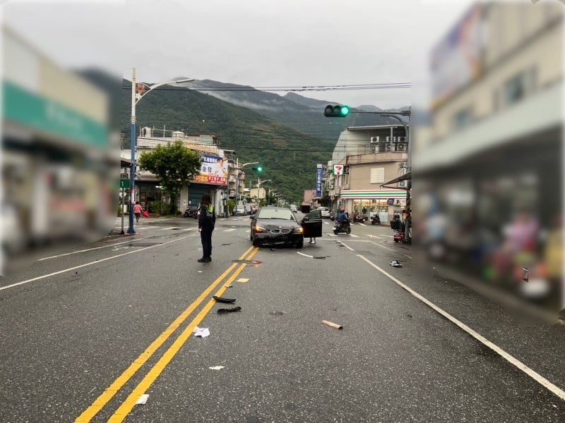 雙方無照駕駛 ! 吉安小客車、機車路口交岔撞