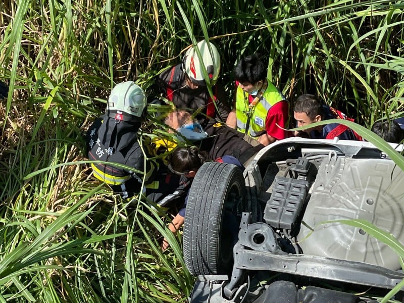 自小客車翻落佳里橋下 31歲男司機、2歲女孩受困獲救送醫