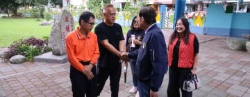 新城鄉教師莊國鑫榮獲教育部藝術教育貢獻獎 鄉長何禮臺致贈匾額感謝教育貢獻