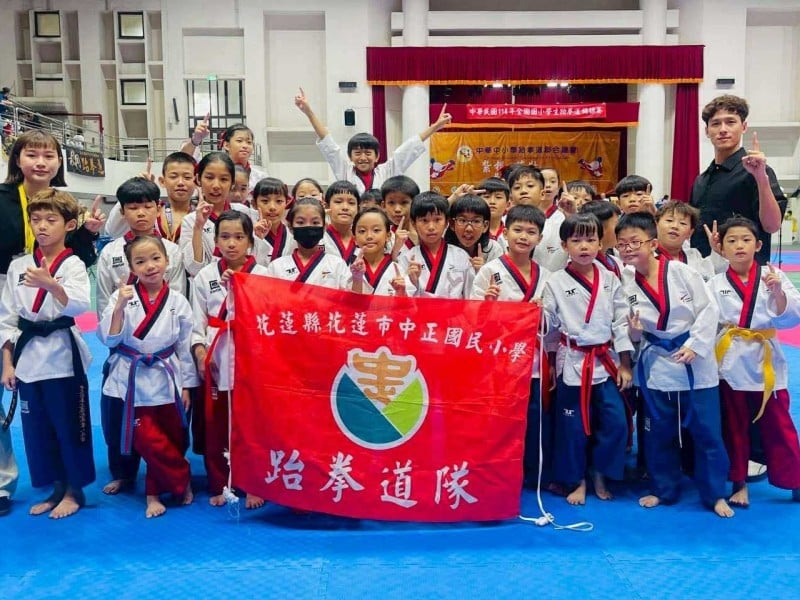 花蓮市中正國小跆拳道代表隊全國賽大放異彩　勇奪多項冠軍、橫掃55面獎牌