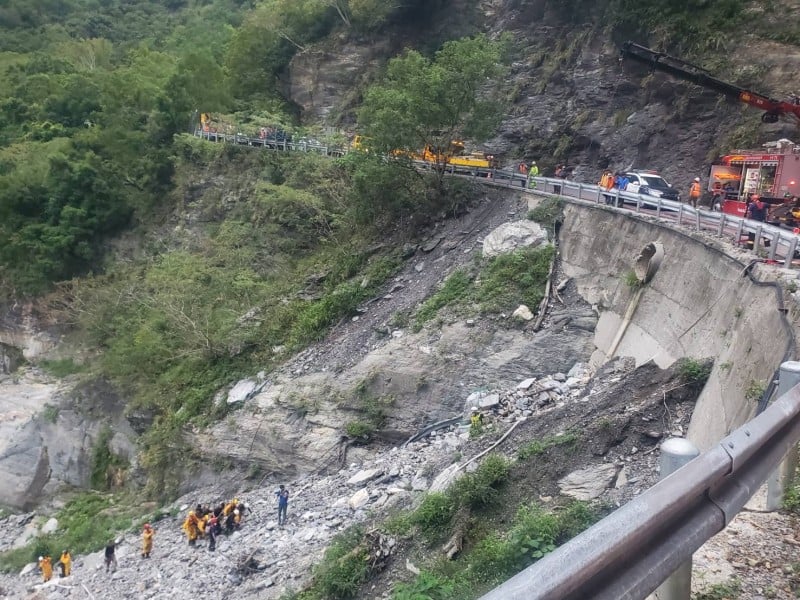 台8線秀林段工程車墜谷起火　駕駛命喪現場　警方調查肇因中