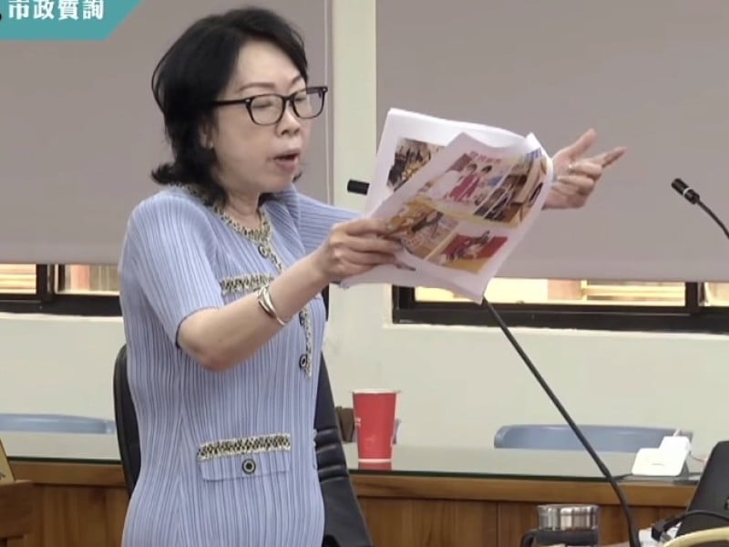 工程發不了包嚴重延宕 ! 市民代表江奉宜怒撕過時文件 : 主農里社區活動中心已流標3次