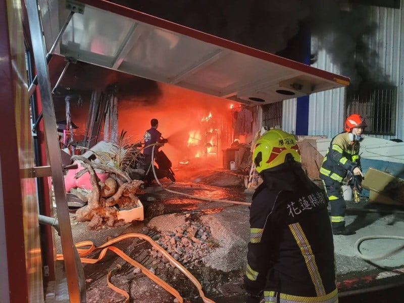 卓溪民宅今晚間大火 ! 屋主外出購物返家 發現疑似電線走火 