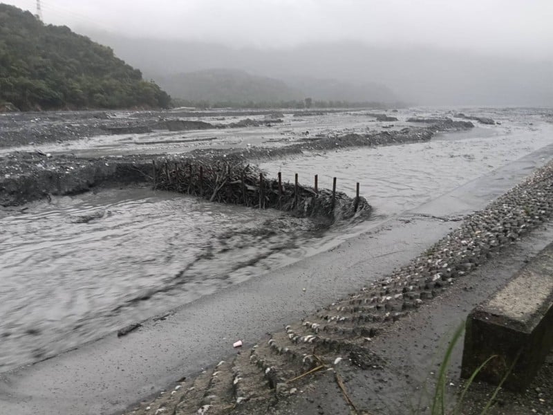 鳳凰颱風外圍環流帶強降雨　台9線馬太鞍溪臨時便道水位上漲　今（10）日16時30分起預警性封閉管制