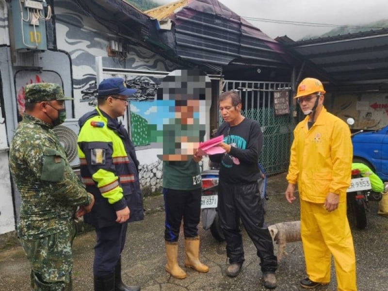 「鳳凰」來襲 吉安分局協助山區村民進行撤離