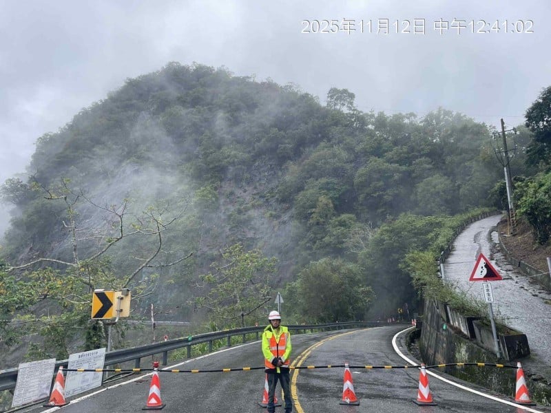 台8線豁然亭路段落石阻斷