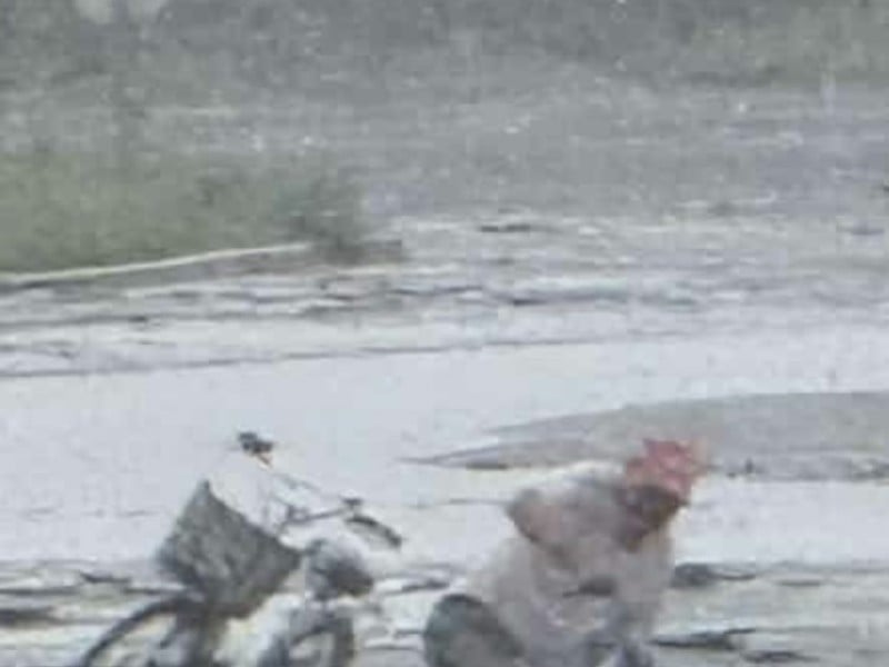 鳳凰來襲道路變泥沼 ! 老翁騎車外出慘跌天坑 睿新營造救援