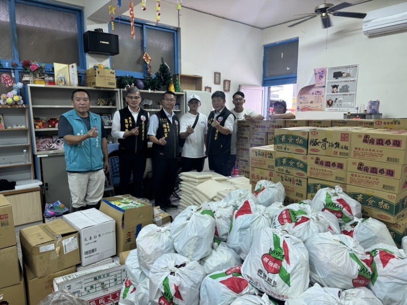 議長張峻與立委高金素梅等人送物資到明利村