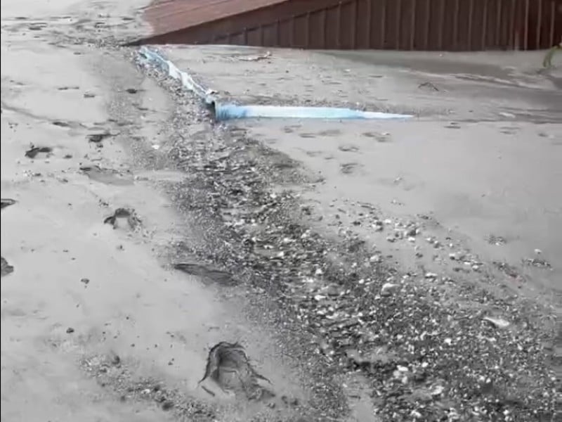 滾滾黑水退去「泥土掩沒1層樓屋」 ! 居民逃 : 水聲越來越大 夾雜著石頭翻滾的聲音