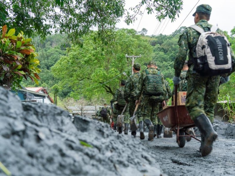 國軍跨區增援工兵重機具 ! 投入長橋里、民利村災後復原