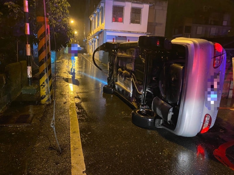 男「酒駕轉彎擦撞鋼索」翻覆受傷送醫 警依法究辦